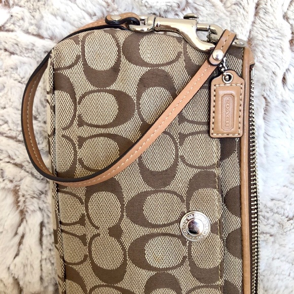 COACH classic wristlet - Picture 6 of 6